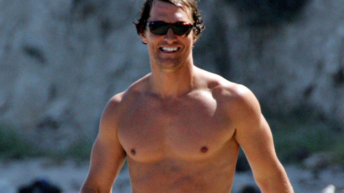 Lyckligare tider – Matthew McConaughey på stranden. 